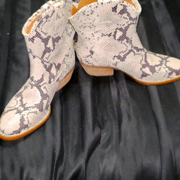 Born Shoes - Born beautiful ankle bootie